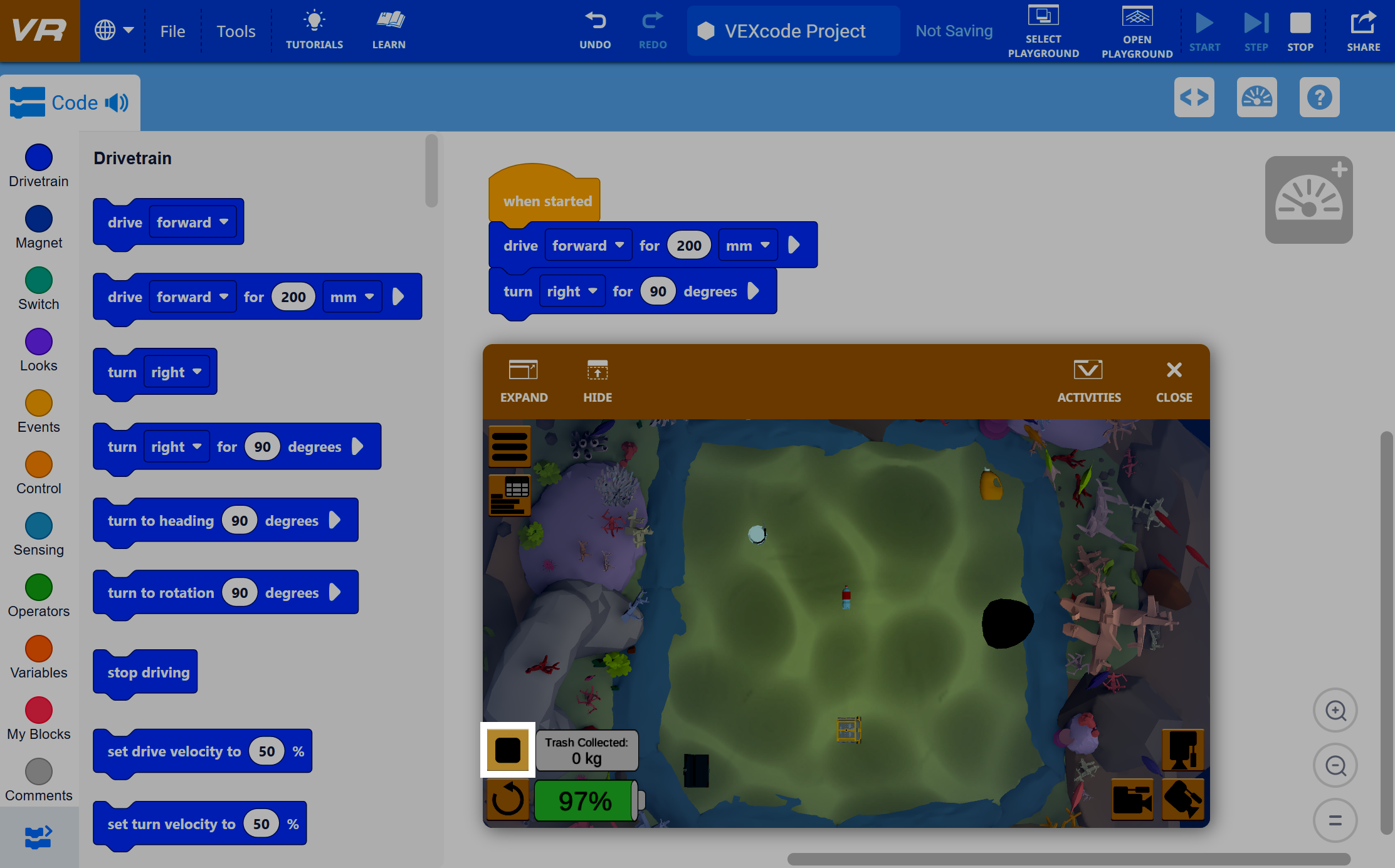 Interfaz VEXcode VR que muestra el área de juegos de limpieza de arrecifes de coral con la simulación en pausa. La ventana de simulación incluye un contador de recolección de basura, estado de la batería al 97% y un botón de reproducción cuadrado negro resaltado en la esquina inferior izquierda.