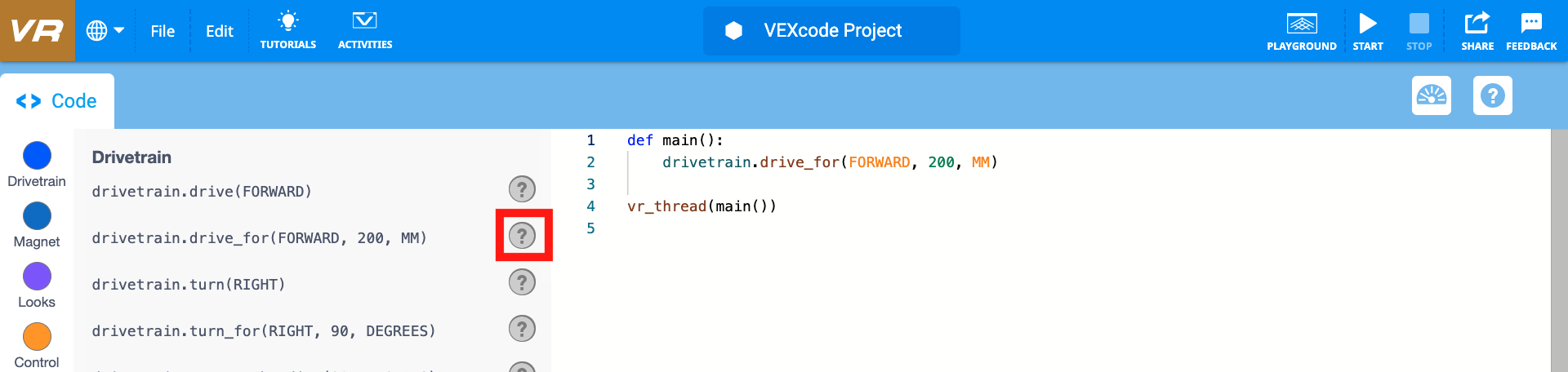 Hjälpikon för VEXcode VR-projekthjälp, som representerar supportresurser för användare som lär sig kodningskoncept genom en virtuell robot i en utbildningsmiljö.