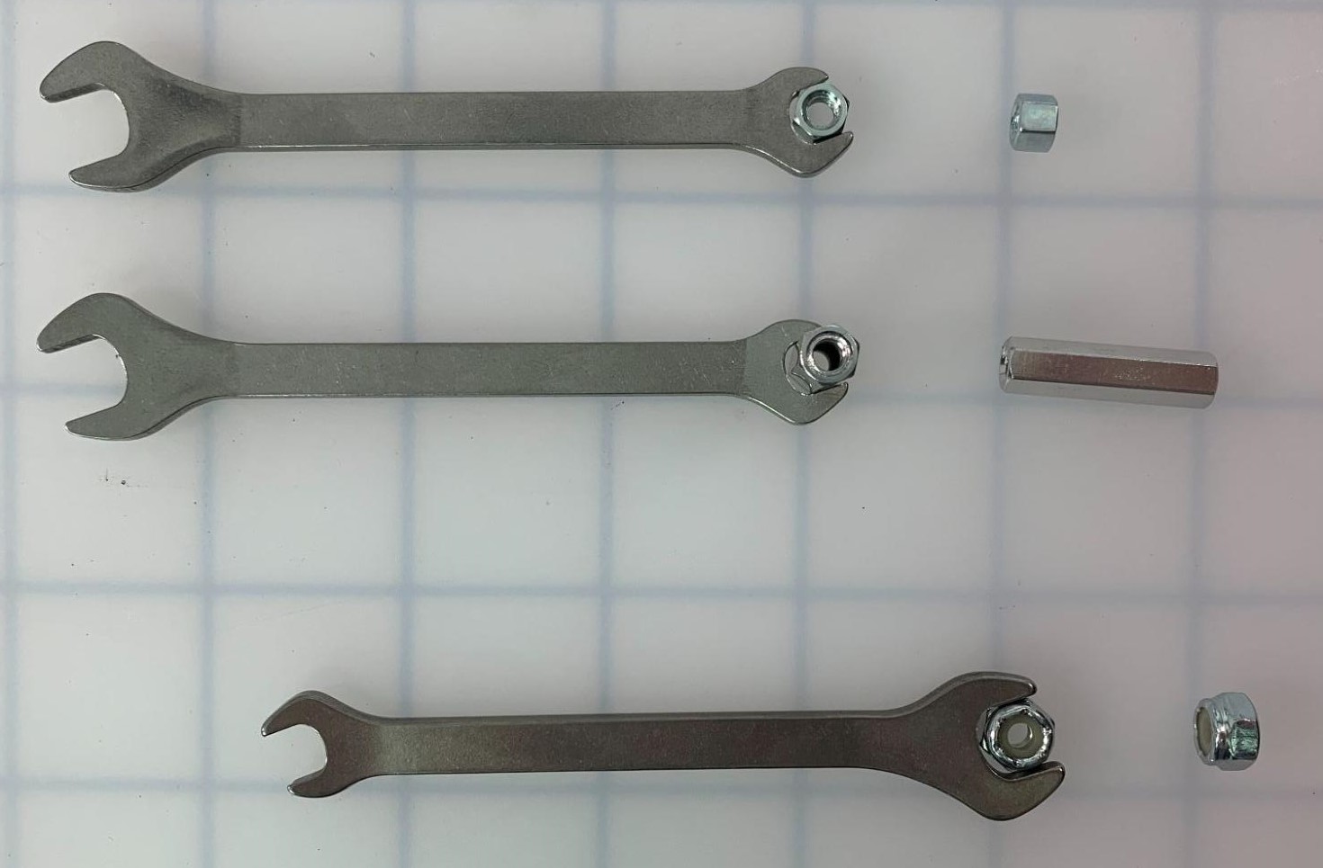 Diagram som illustrerar installationen av V5 Workcell för CTE (karriär- och teknisk utbildning), som visar komponenternas arrangemang och anslutningar för optimal funktionalitet.