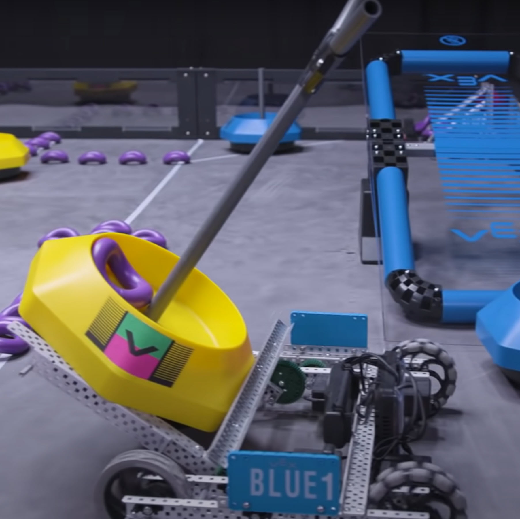 Diagram över en V5-tävlingsrobot som visar olika komponenter och deras arrangemang, och illustrerar design och funktionalitet för robottävlingar.