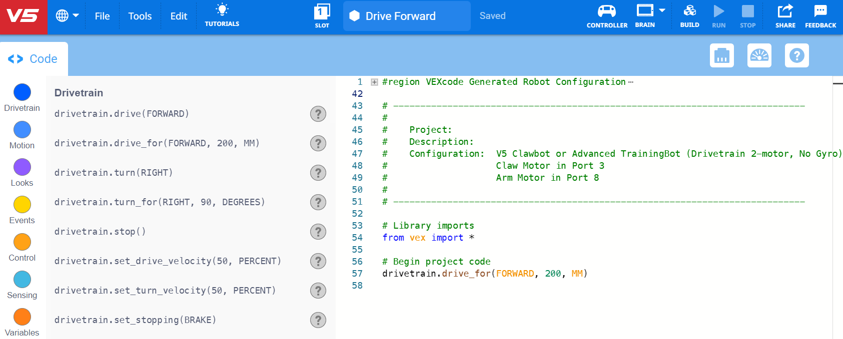 VEXcode V5-gränssnitt med Drive Forward-projektet öppet, med ett När startat-block med ett Drive forward 200 mm-block fäst i arbetsytan.
