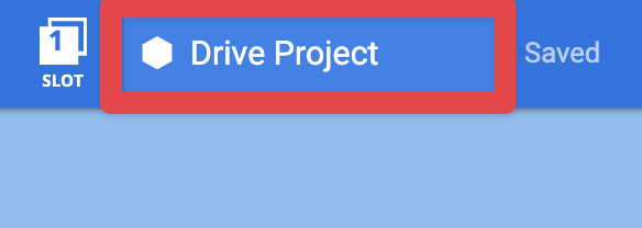 Verktygsfältssektion i ett VEXcode-gränssnitt som visar projektnamnet Drive Project markerat i rött med statusen Sparad till höger. Spelautomatikonen märkt 1 SLOT finns till vänster.