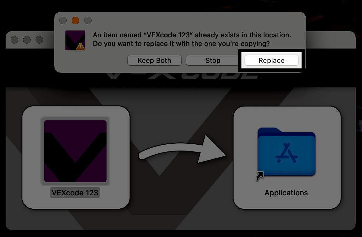 Показан процесс установки VEXcode 123 на Mac, где пользователь перетаскивает приложение в папку «Программы», а затем нажимает «Заменить» в появившемся всплывающем окне, подтверждая замену существующего приложения.