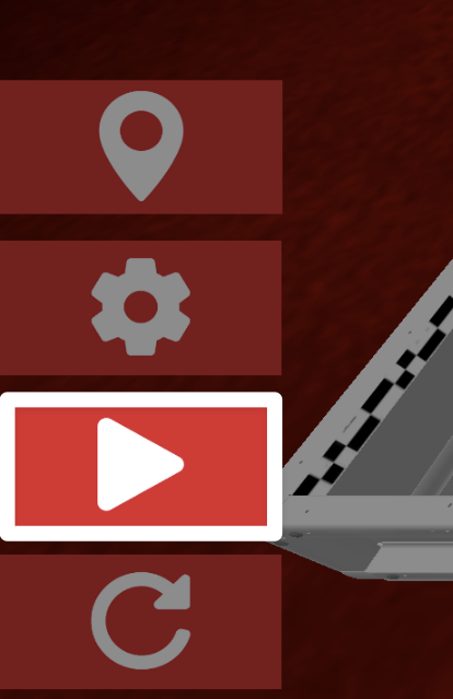 Detailní pohled na levý dolní roh okna Driving Skills Practice s tlačítkem Play, bílým trojúhelníkem směřujícím doprava, zvýrazněným v červeném poli. Tlačítko přehrávání je umístěno svisle mezi ikonou nastavení a tlačítkem reset.