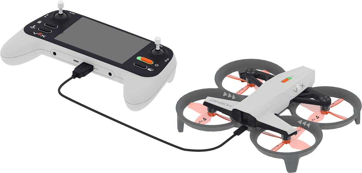 Vasemmalla oleva VEX AIR -droonin ohjain näkyy ja kaapelin USB-A-pää on kytketty oikealla olevaan VEX AIR -droneen. Kaapelin USB-C-pää on kytketty dronin takaosaan.