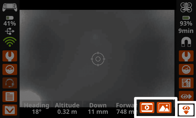 Het controllerscherm met het oogpictogram met een naar beneden wijzende pijl is aan de rechterkant gemarkeerd. De knop Camera vooruit is zichtbaar, met twee knoppen waarmee u video kunt opnemen (aan de linkerkant) en afbeeldingen kunt vastleggen (aan de rechterkant).