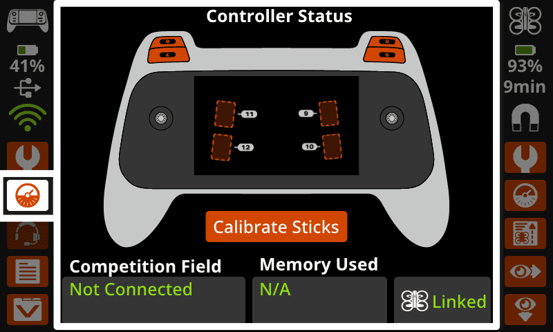 Der Controller-Bildschirm mit dem Controller-Statusanzeigesymbol rechts unterhalb der ausgewählten Schaltfläche „Einstellungen“ und dem Controller-Statusbildschirm im Display. Die Unterseite des Controllers ist abgebildet; oben sind programmierbare Tasten sichtbar, in der Mitte befindet sich eine Taste zum Kalibrieren der Sticks.