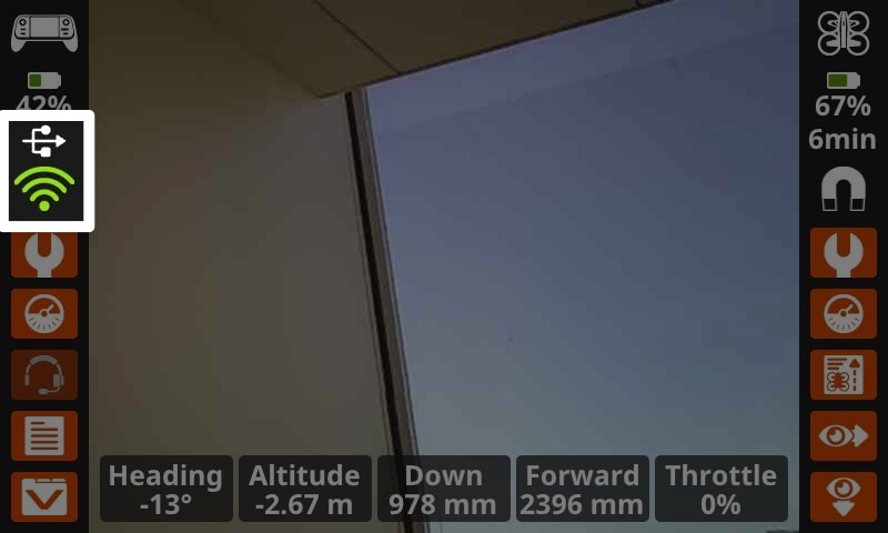 Ugyanaz a kép, mint az előző, a jobb oldalon, az akkumulátor adatai alatt kiemelve az USB ikon és a csatlakozás ikonja. A csatlakozás ikon zöld, jelezve, hogy a drón csatlakoztatva van.