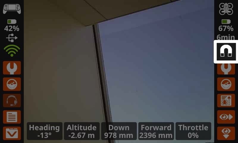 Ugyanaz a kép, mint az előző, a jobb oldalon, a drón akkumulátorának információi alatt egy kiemelt mágnes ikonnal, amely jelzi, hogy a mágnesmodul csatlakoztatva van.