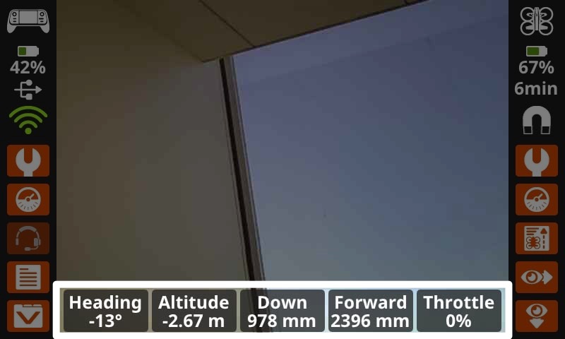 A mesma imagem da anterior, com os dados do instrumento destacados na parte inferior do ecrã. Os dados exibem a direção atual do drone, a altitude, a distância percorrida para baixo, a distância percorrida para a frente e os valores de aceleração, da esquerda para a direita.