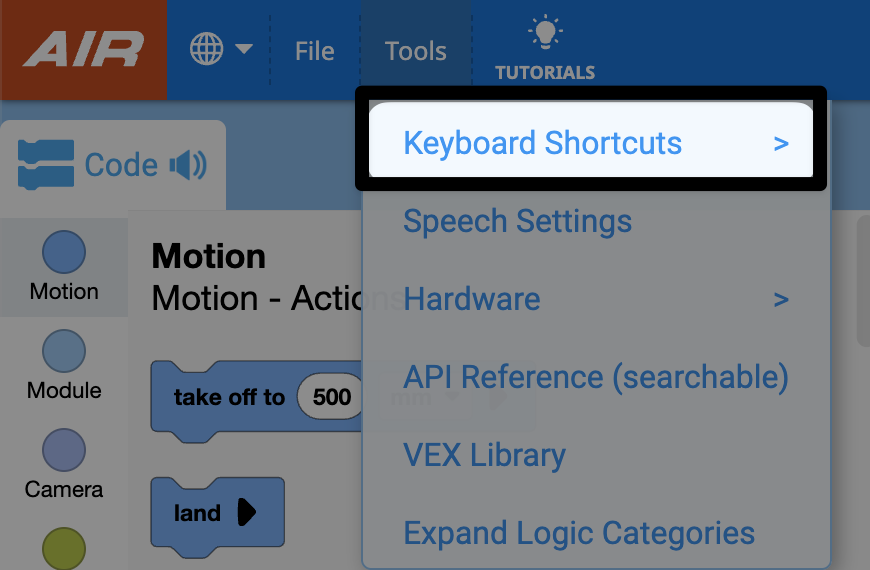 Menú Herramientas expandido en VEXcode que muestra las opciones Atajos de teclado, Configuración de voz, Hardware, Referencia de API (con capacidad de búsqueda) y Biblioteca VEX; Atajos de teclado está resaltado
