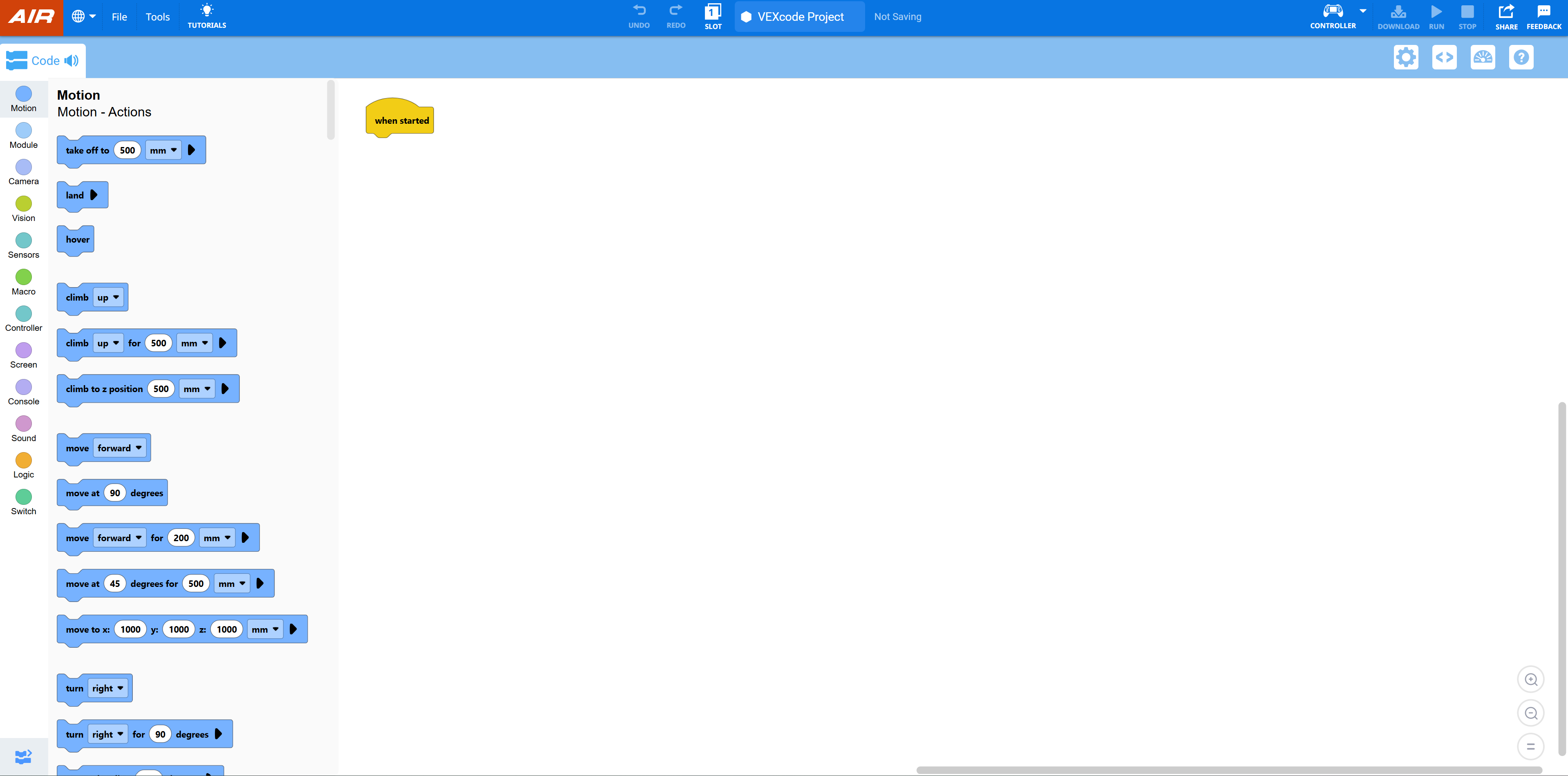 De VEXcode AIR-interface bij blokgebaseerde codering In de linkerzijbalk worden bewegingsgerelateerde codeblokken weergegeven, zoals opstijgen, landen, zweven en vooruit bewegen. De codeerwerkruimte bevat één geel blok dat bij de start is gemarkeerd.