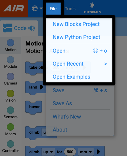 Skärmdump av det övre vänstra hörnet av VEXcode AIR, som visar Arkiv-menyn öppen och alternativen för Nytt blockprojekt, Nytt Python-projekt, Öppna, Öppna senaste och Öppna exempel markerade.