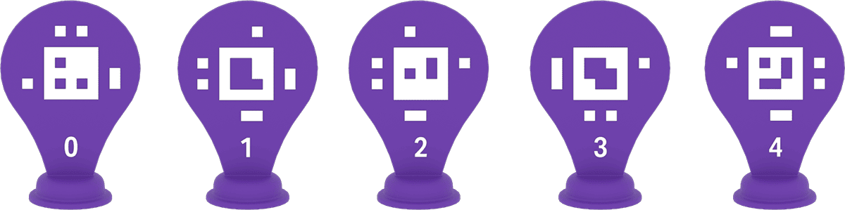 Un set di 5 supporti viola con la parte superiore arrotondata, ciascuno con l'ID del tag di aprile stampato. Ce ne sono 5 in totale, ognuno con un ID del tag di aprile da 0 a 4 da sinistra a destra.