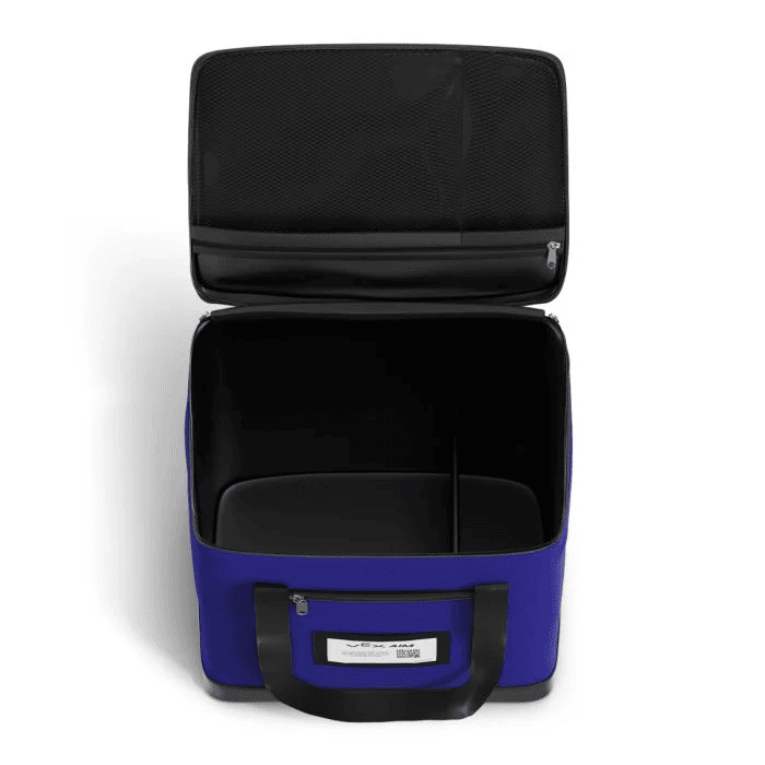 空の VEX AIM バンドル バッグが開かれ、蓋のジッパー付きコンパートメントが閉じられた状態です。