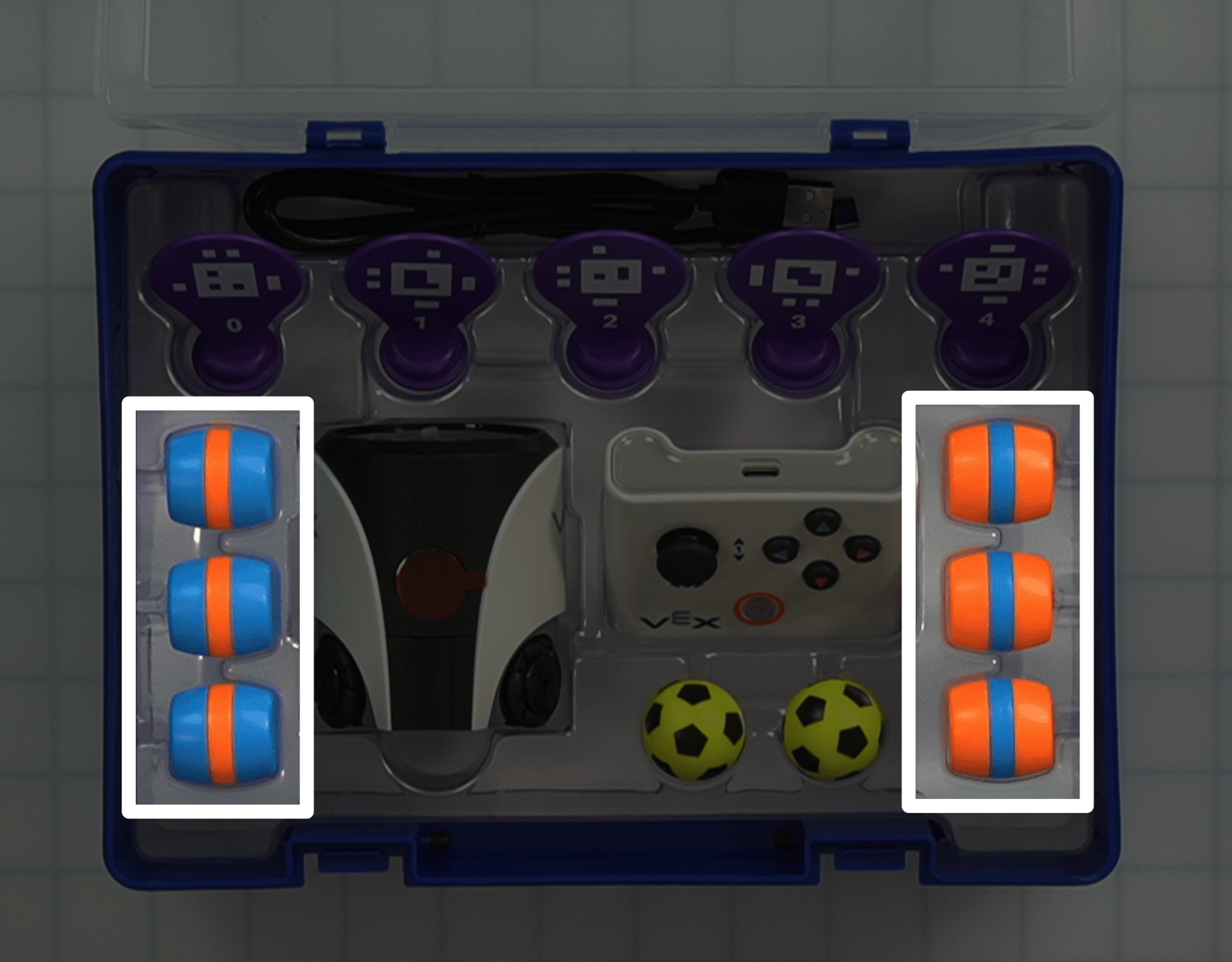 La misma imagen que la anterior en esta columna con los tres barriles azules a lo largo del lado izquierdo de la caja y los tres barriles naranjas a lo largo del lado derecho de la caja, resaltados. 