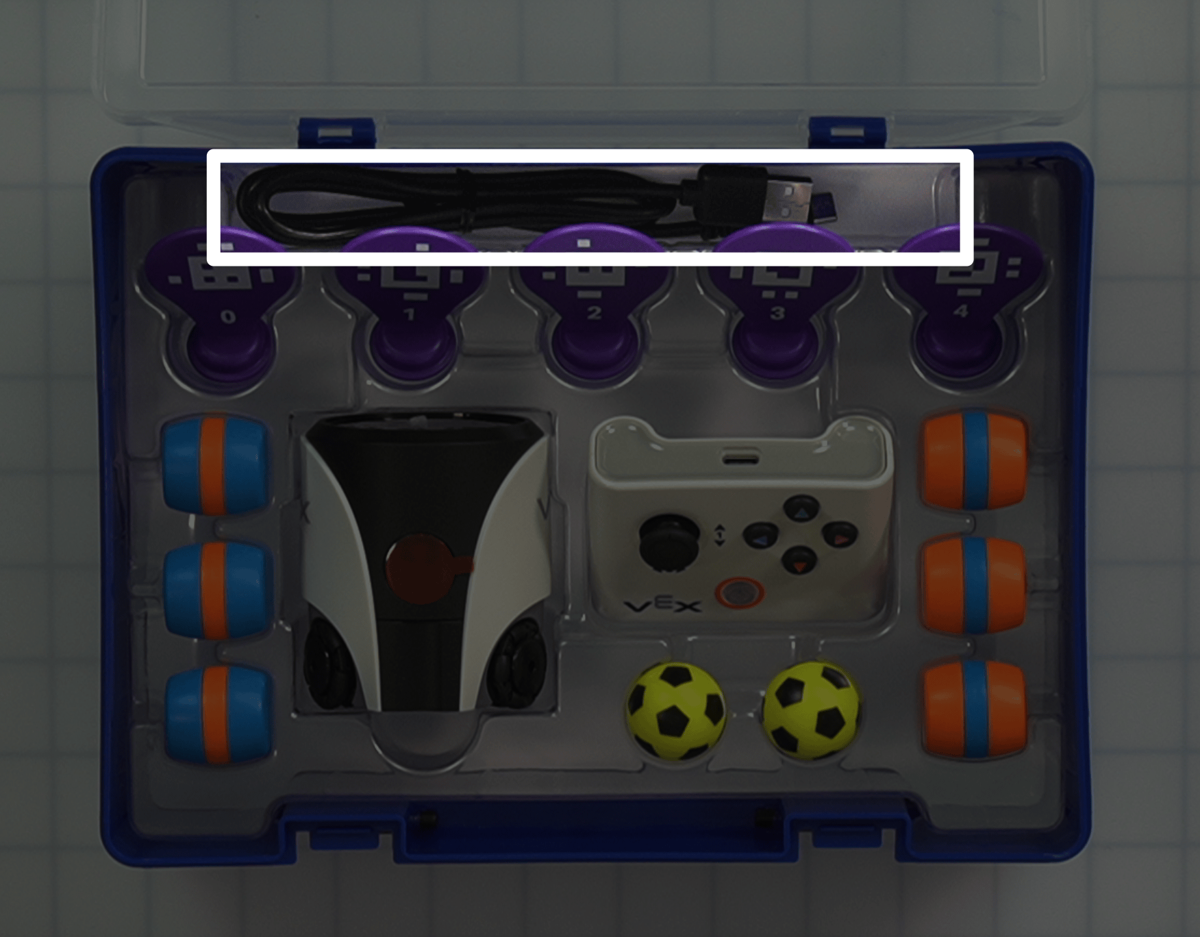 이 칼럼에 이전에 실린 이미지와 동일하며, 상자의 맨 위쪽 가장자리에 있는 4월 태그 표시 뒤에 USB 케이블이 강조 표시되어 있습니다.