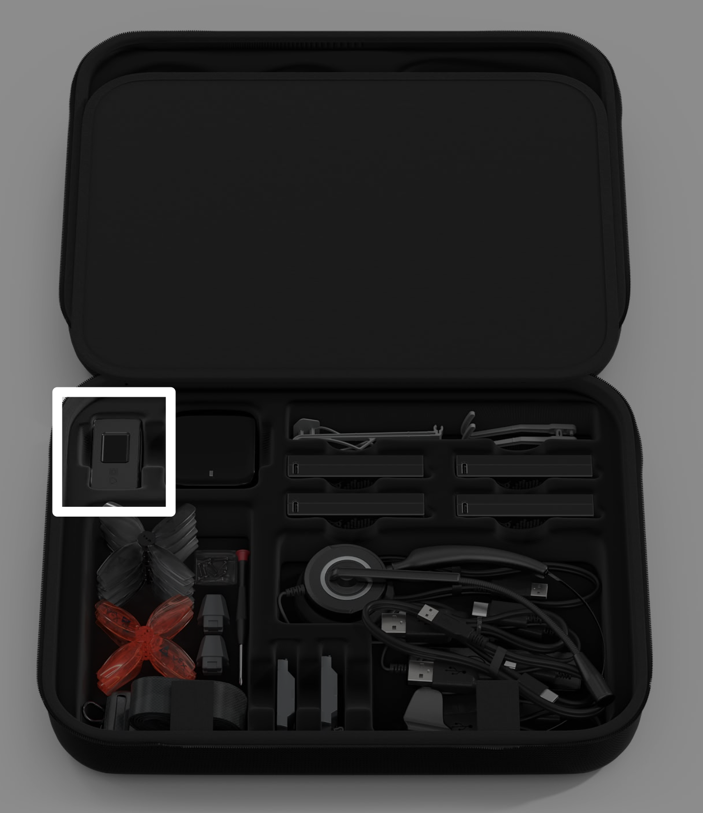 Custodia del kit drone VEX AIR con una didascalia sull'adattatore di alimentazione a 1 porta nella parte superiore sinistra della custodia.