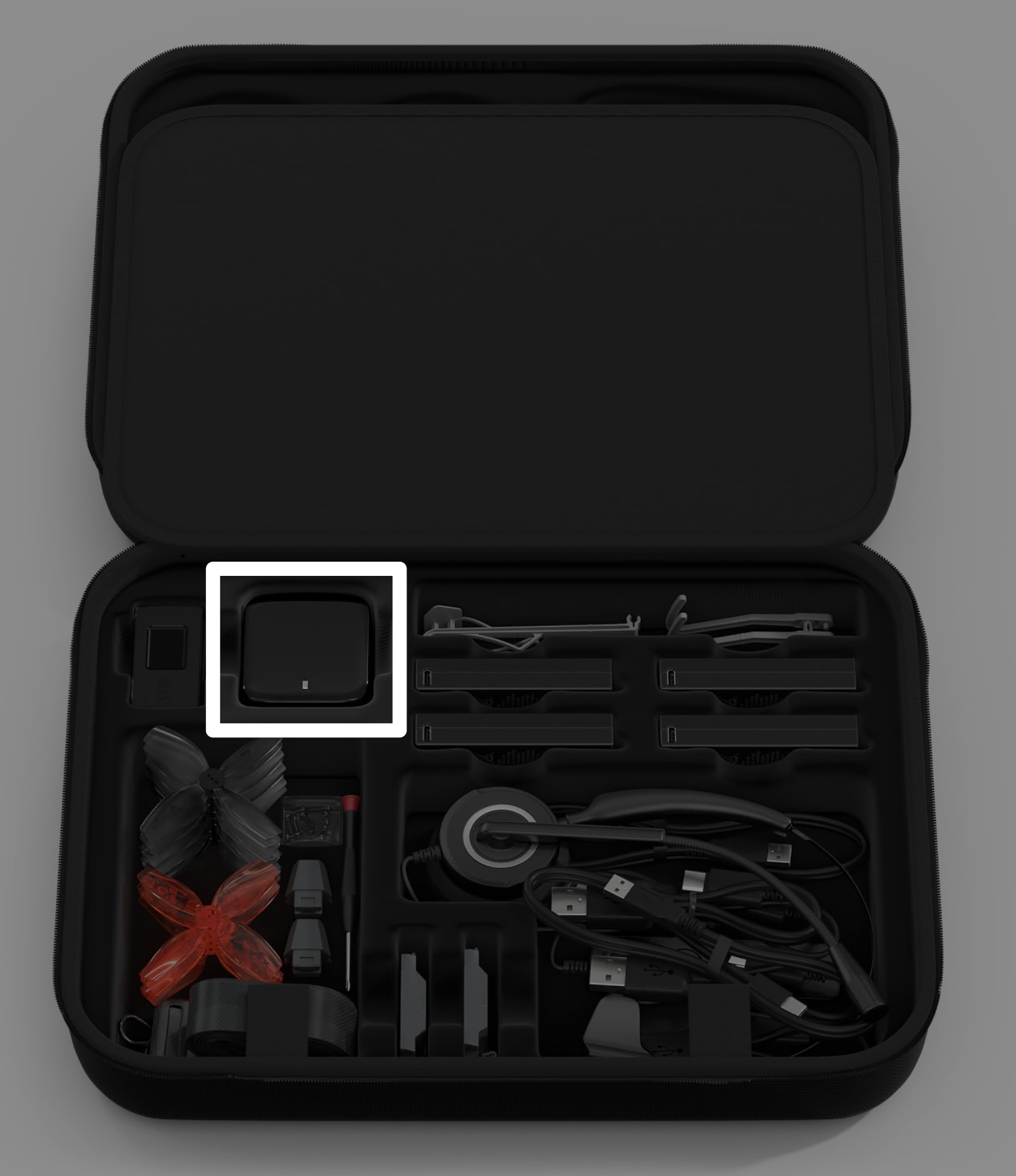 Estuche para kit de dron VEX AIR con una indicación del adaptador de corriente de 4 puertos a la izquierda de los ganchos.