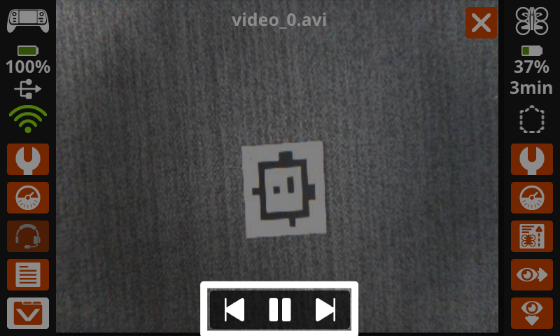 O ecrã do comando apresenta um vídeo gravado, com a inscrição "video_0.avi" na parte superior e os controlos de avançar, pausar e retroceder destacados na parte inferior do ecrã.
