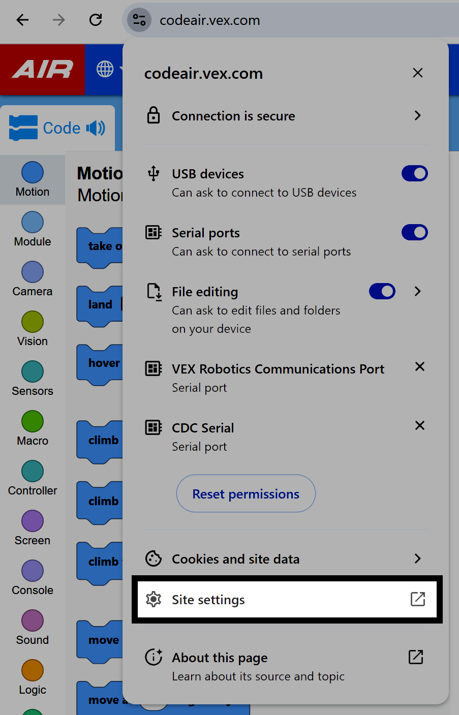 Panel de información del sitio del navegador para codeair.vex.com con la opción de configuración del sitio resaltada.