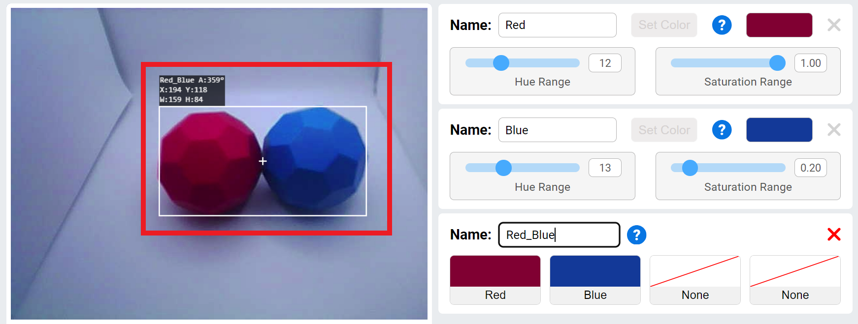 De videofeed toont de blauwe en rode kubussen die dicht bij elkaar zijn geplaatst. De AI Vision Sensor identificeert dit als de BlueRed-kleurcode.