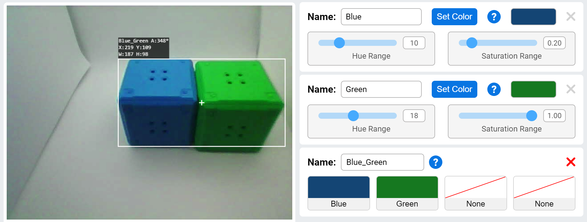Utilitas AI Vision melacak dua kubus, satu biru di sebelah kiri dan satu hijau di sebelah kanan. Warna biru dan hijau ditambahkan dalam antarmuka, dan kode warna biru kemudian hijau ditambahkan di bagian bawah. Pada jendela tampilan, urutan biru hijau dalam kubus diidentifikasi.