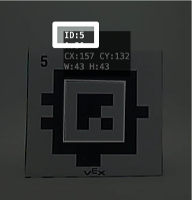 Primer plano de un cubo azul detectado por la visión de IA en la utilidad. Un resaltado resalta una parte del texto sobre el Cubo Azul que dice ID colon 5. Esto indica que el ID de AprilTag es el número 5.