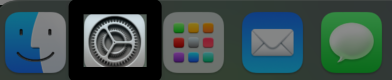 Le dock d'un ordinateur Mac avec l'icône Réglages système, en forme d'engrenages, mise en évidence.
