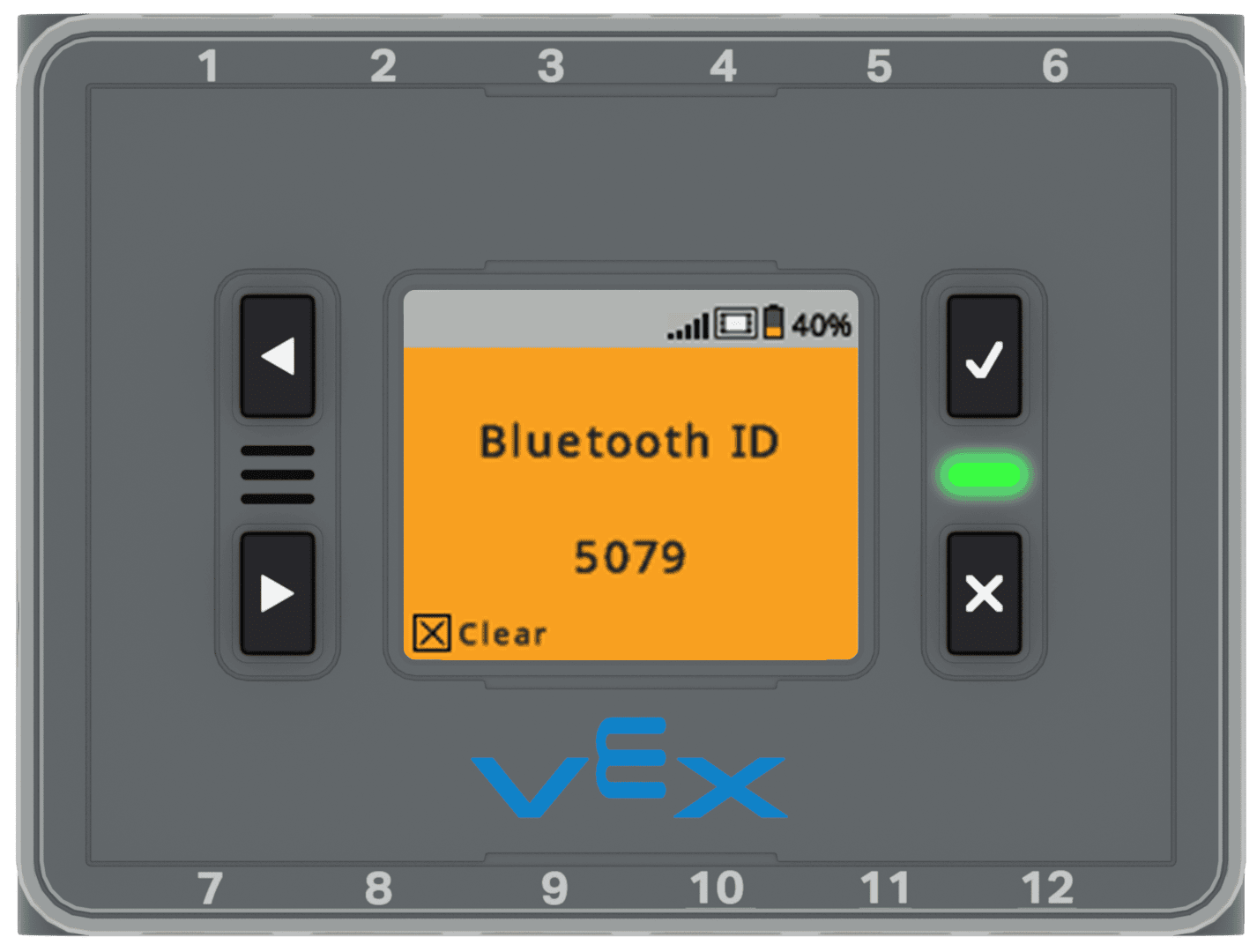 Un cerebro VEX IQ con la pantalla en color naranja y leyendo el ID de Bluetooth 5079. 