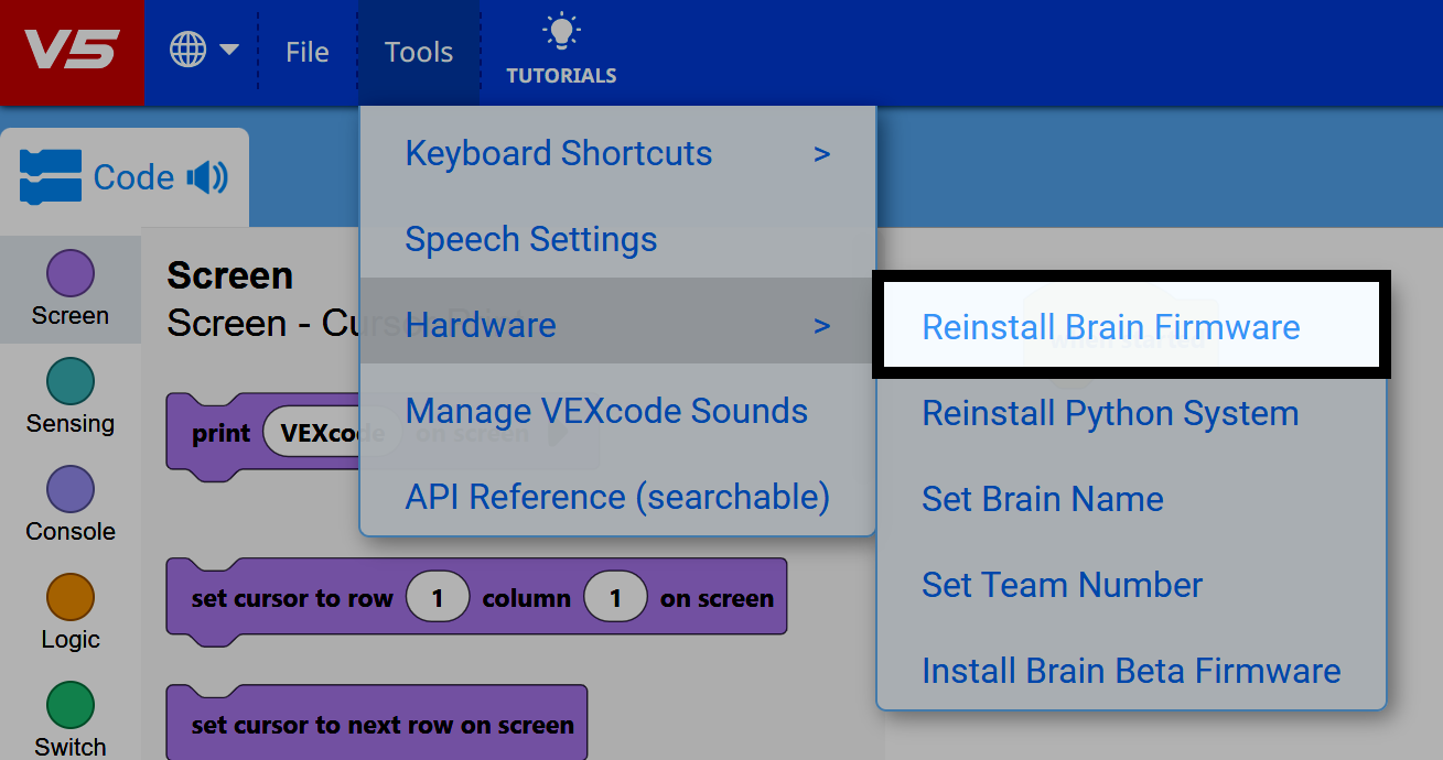 Menú Herramientas VEXcode V5 con el submenú Hardware expandido y la opción Reinstalar firmware cerebral resaltada.