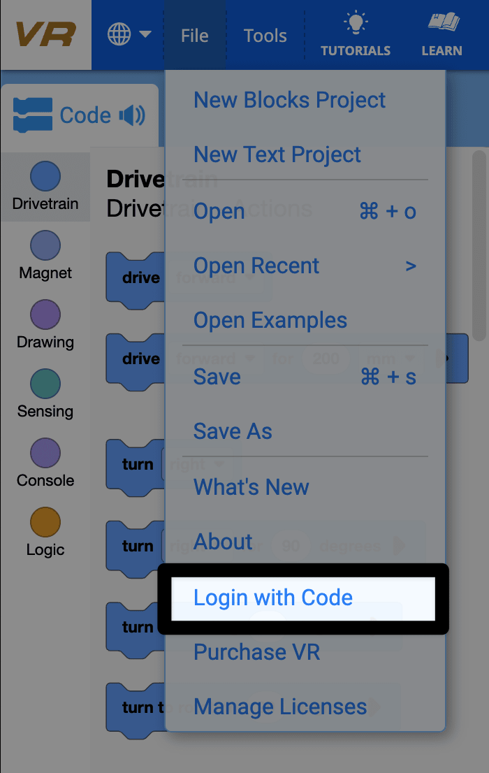 Das Dateiauswahlmenü wird in VEXcode VR geöffnet, wobei die Option „Mit Code anmelden“ hervorgehoben ist. Die Anmeldung mit Code ist die zehnte Option im Menü, zwischen den Optionen „Über uns“ und „VR kaufen“.