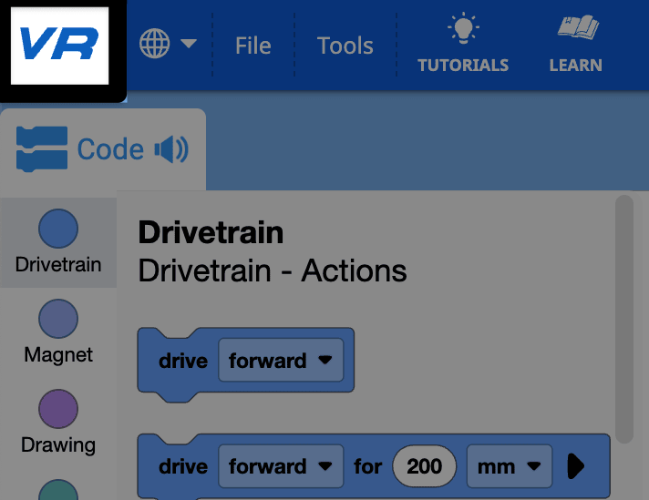 มุมซ้ายบนของ VEXcode VR จะปรากฏขึ้น และโลโก้ VR จะถูกเน้นไว้ โลโก้มีตัวอักษรสีน้ำเงินที่อ่านว่า VR บนพื้นหลังสีขาว