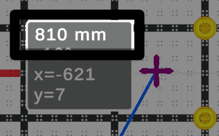 En närbild av navigationsdatarutan bredvid en waypoint, där den första raden är markerad och visar avståndsdatan som 810 mm.