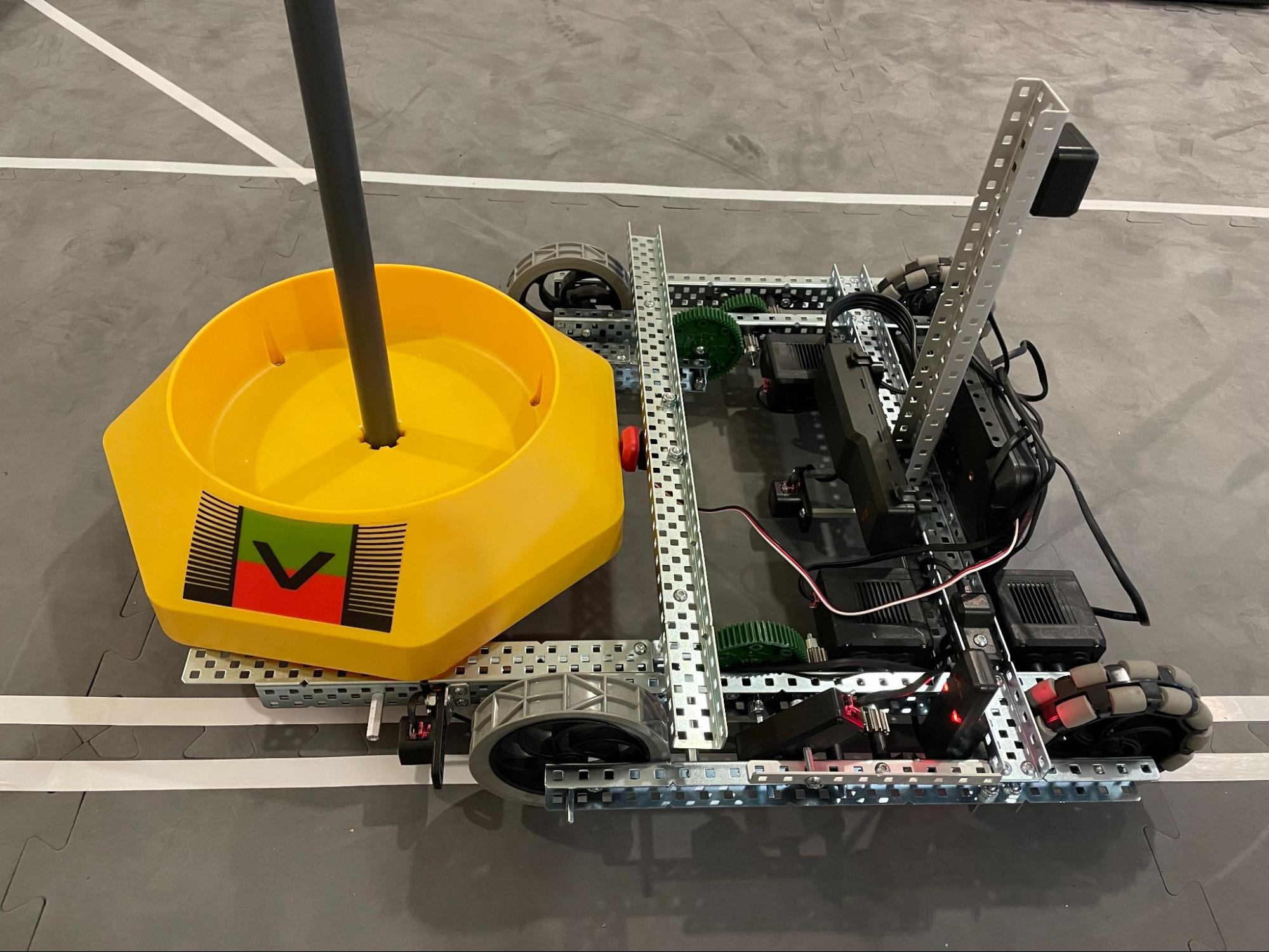 robot powinien jechać do przodu, aż czujnik odległości wykryje
      , że cel mobilny znajduje się wewnątrz wideł i blisko czujnika