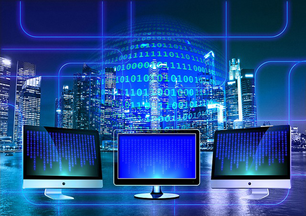 Οι οθόνες των υπολογιστών εμφανίζουν γραμμές κώδικα που απεικονίζουν την εκπαίδευση STEM.