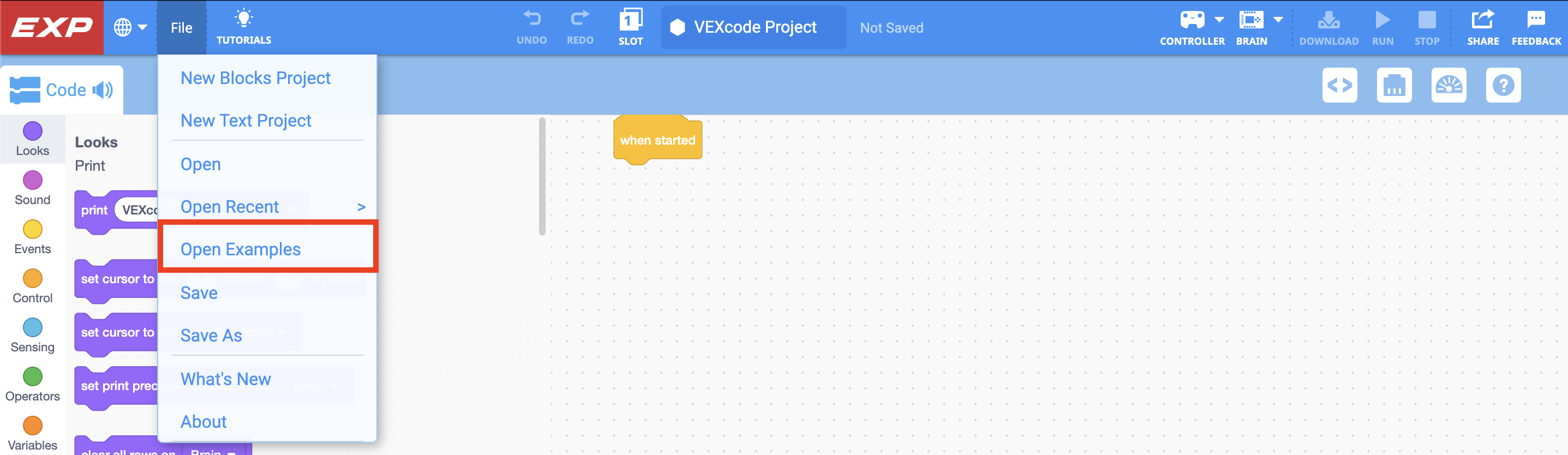 Γραμμή εργαλείων VEXcode EXP με ανοιχτό το μενού Αρχείο και επισημασμένο το Άνοιγμα Παραδειγμάτων. Το Άνοιγμα Παραδειγμάτων είναι το πέμπτο στοιχείο μενού κάτω από τα Νέα Έργα Μπλοκ, Νέο Έργο Κειμένου, Άνοιγμα και Άνοιγμα Πρόσφατων.