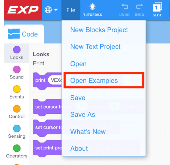 Γραμμή εργαλείων VEXcode EXP με ανοιχτό το μενού Αρχείο και επισημασμένη την επιλογή Άνοιγμα Παραδειγμάτων. Η τέταρτη επιλογή στο μενού, κάτω από τα Νέα Έργα Μπλοκ, Νέα Έργα Κειμένου και Άνοιγμα, είναι το Άνοιγμα.
