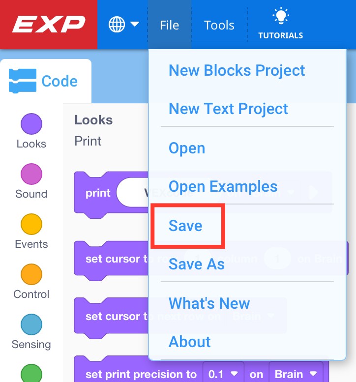 Γραμμή εργαλείων VEXcode EXP με ανοιχτό το μενού Αρχείο και επισημασμένη την επιλογή Αποθήκευση. Η Αποθήκευση είναι η πέμπτη επιλογή στο μενού, κάτω από τα Νέα Έργα Μπλοκ, Νέο Έργο Κειμένου, Άνοιγμα και Άνοιγμα Παραδειγμάτων.