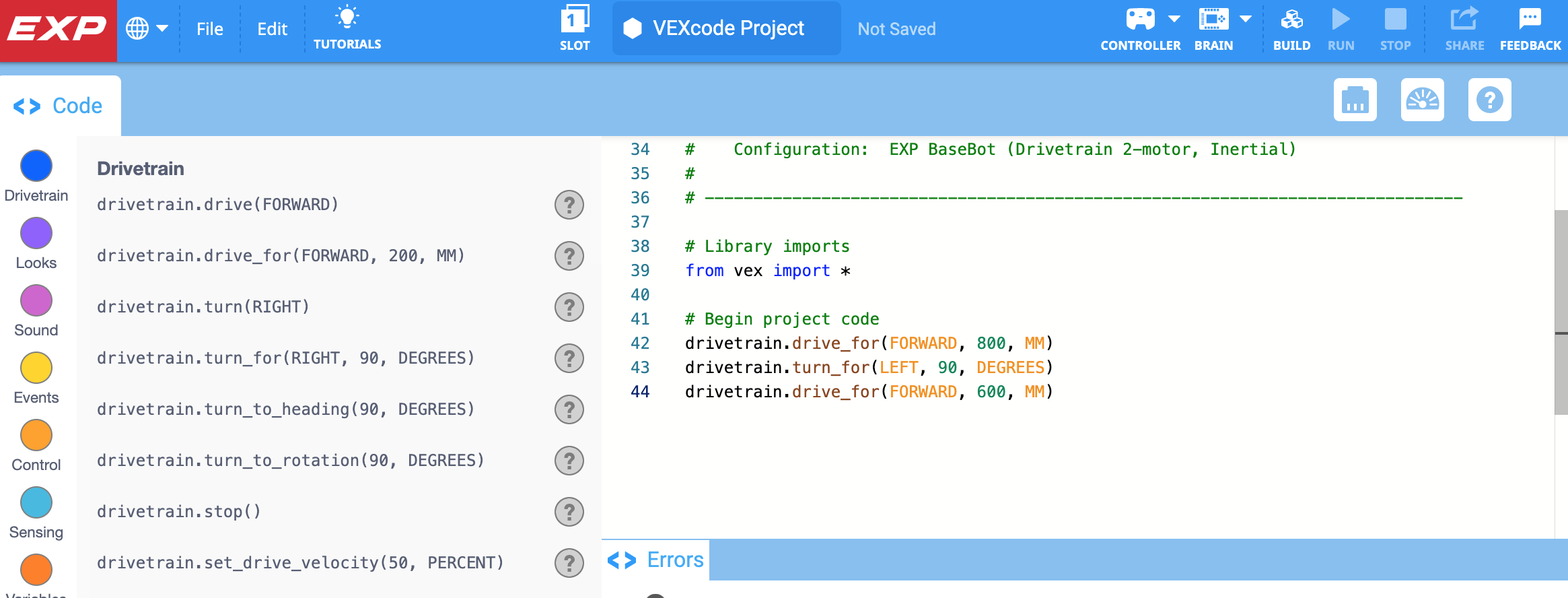 Το VEXcode EXP με το παράδειγμα έργου προτύπου κινητήρα Clawbot Drivetrain 2 άνοιξε στον Χώρο Εργασίας. Ο χρήστης έχει προσθέσει κώδικα στο έργο για τον έλεγχο του συστήματος μετάδοσης κίνησης.