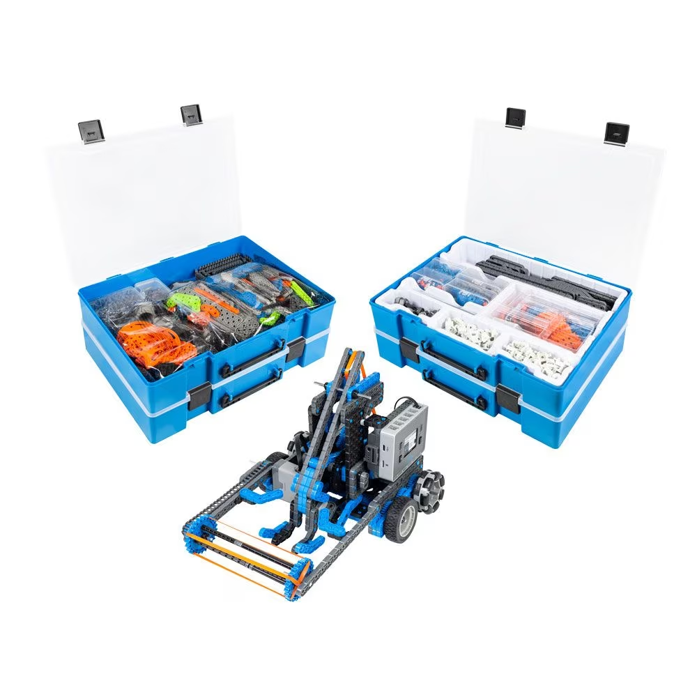 Το κιτ αγώνων VEX IQ 2ης γενιάς φαίνεται ανοιχτό και χρησιμοποιείται για την κατασκευή ενός ρομπότ-ήρωα.
