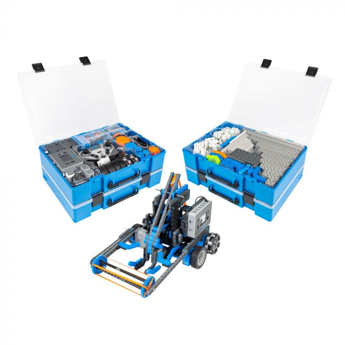 Το κιτ αγώνων VEX IQ 2ης γενιάς φαίνεται ανοιχτό και χρησιμοποιείται για την κατασκευή ενός ρομπότ-ήρωα.