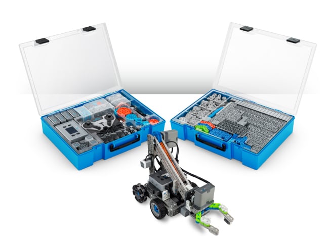 Δύο ανοιχτά κιτ VEX IQ με ένα VEX IQ Clawbot μπροστά.