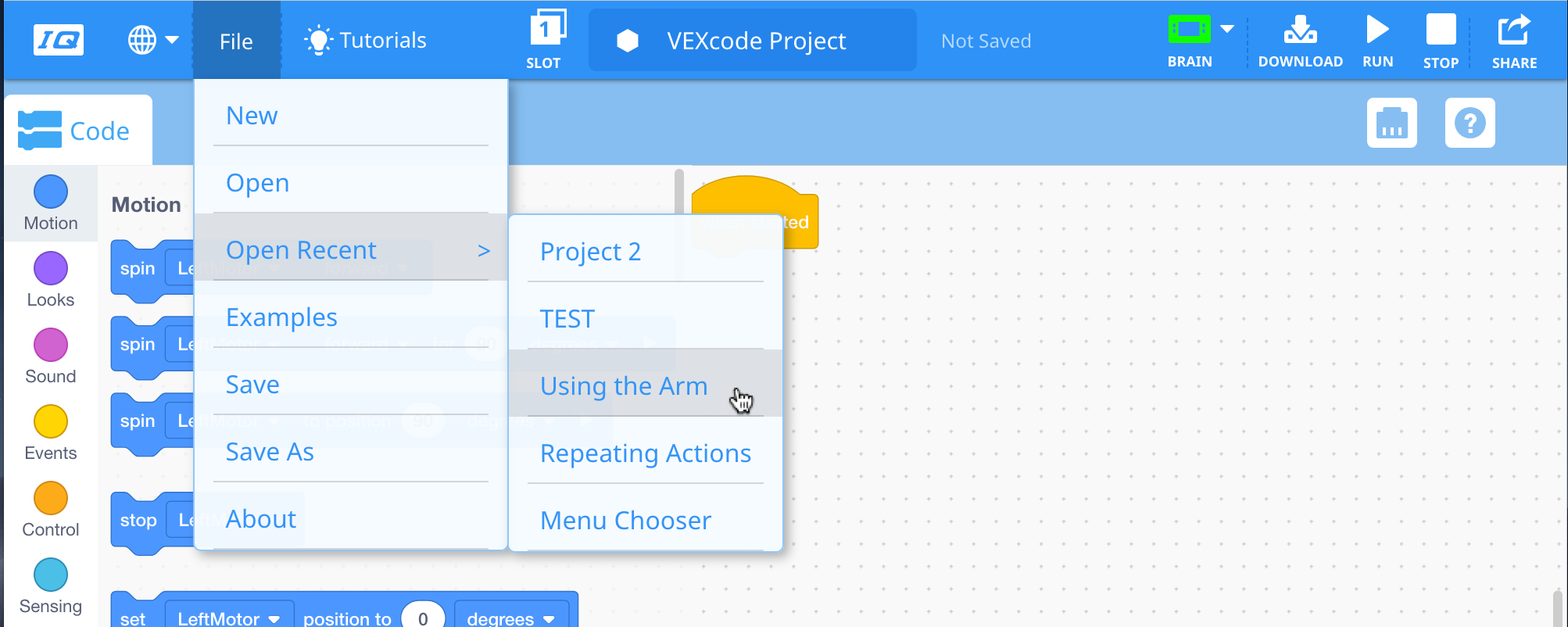 Γραμμή εργαλείων VEXcode IQ με ανοιχτό το μενού Αρχείο και επιλεγμένη την επιλογή Άνοιγμα πρόσφατου. Αυτό ανοίγει ένα δεύτερο αναπτυσσόμενο μενού που εμφανίζει πρόσφατα αποθηκευμένα έργα και επισημαίνεται ένα έργο με το όνομα Χρήση του βραχίονα.