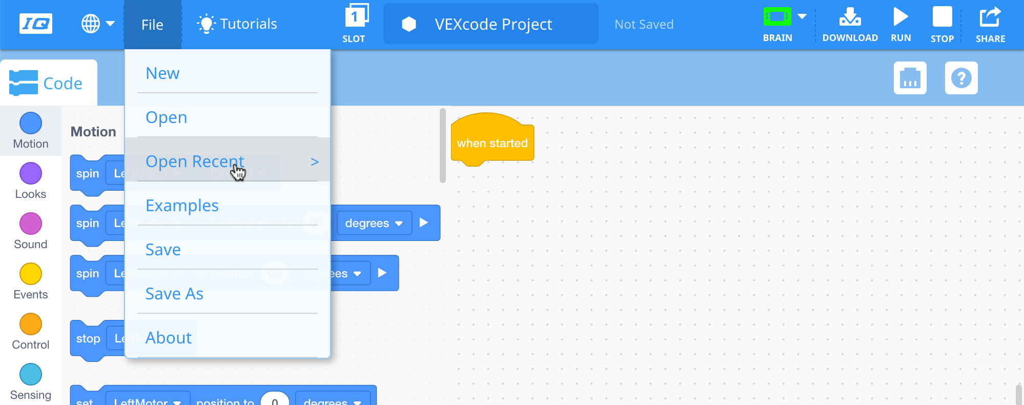 Γραμμή εργαλείων VEXcode IQ με ανοιχτό το μενού Αρχείο και επισημασμένη την επιλογή Άνοιγμα πρόσφατου. Η τρίτη επιλογή στο μενού, κάτω από τις επιλογές Νέο και Άνοιγμα, είναι η Άνοιγμα Πρόσφατου.