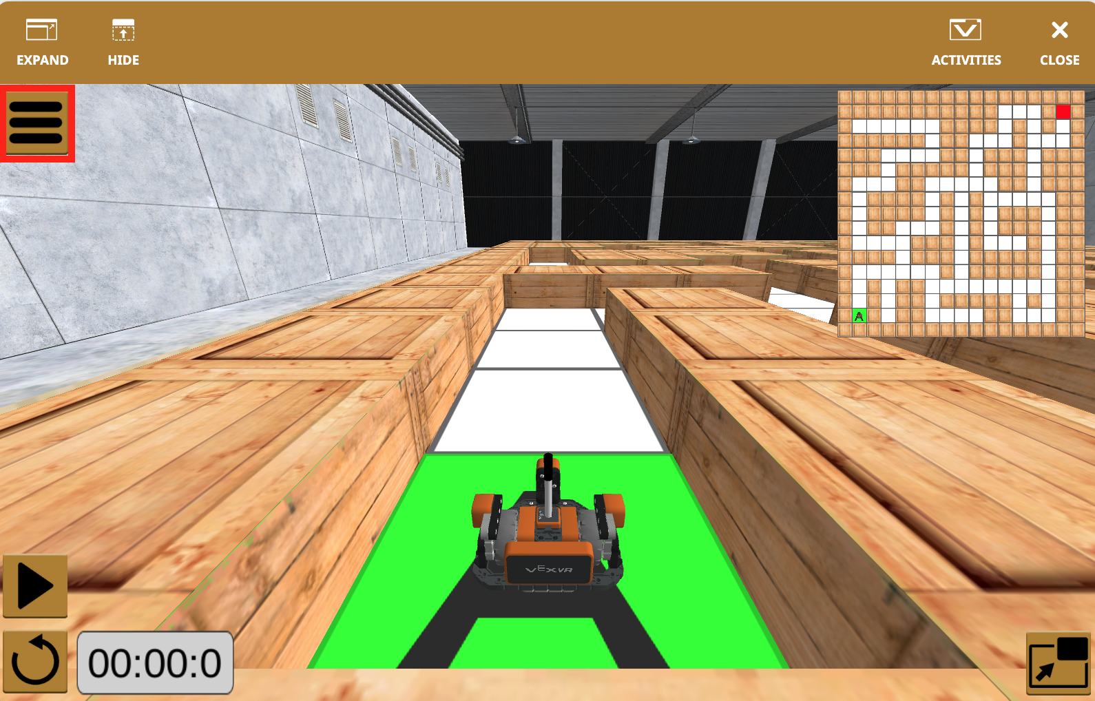 Χώρος εργασίας VEXcode VR που δείχνει μπλοκ Wall Maze+ δίπλα στην παιδική χαρά του λαβυρίνθου για τον προγραμματισμό του εικονικού ρομπότ
