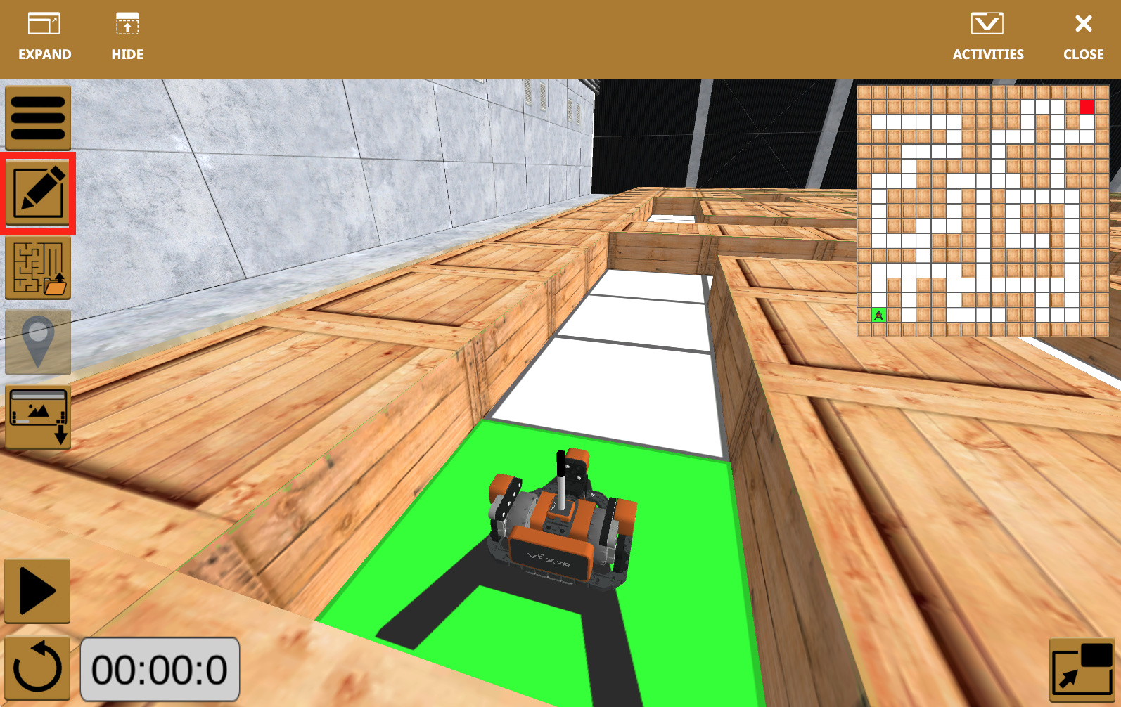 VEXcode VR Wall Maze Playground με χώρο εργασίας μπλοκ και χειριστήρια για τον έλεγχο του κώδικα πλοήγησης στο λαβύρινθο