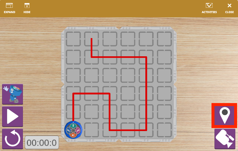 Χώρος εργασίας VEXcode VR 123 με το ρομπότ τοποθετημένο στην αρχική του θέση στον χώρο παιχνιδιού