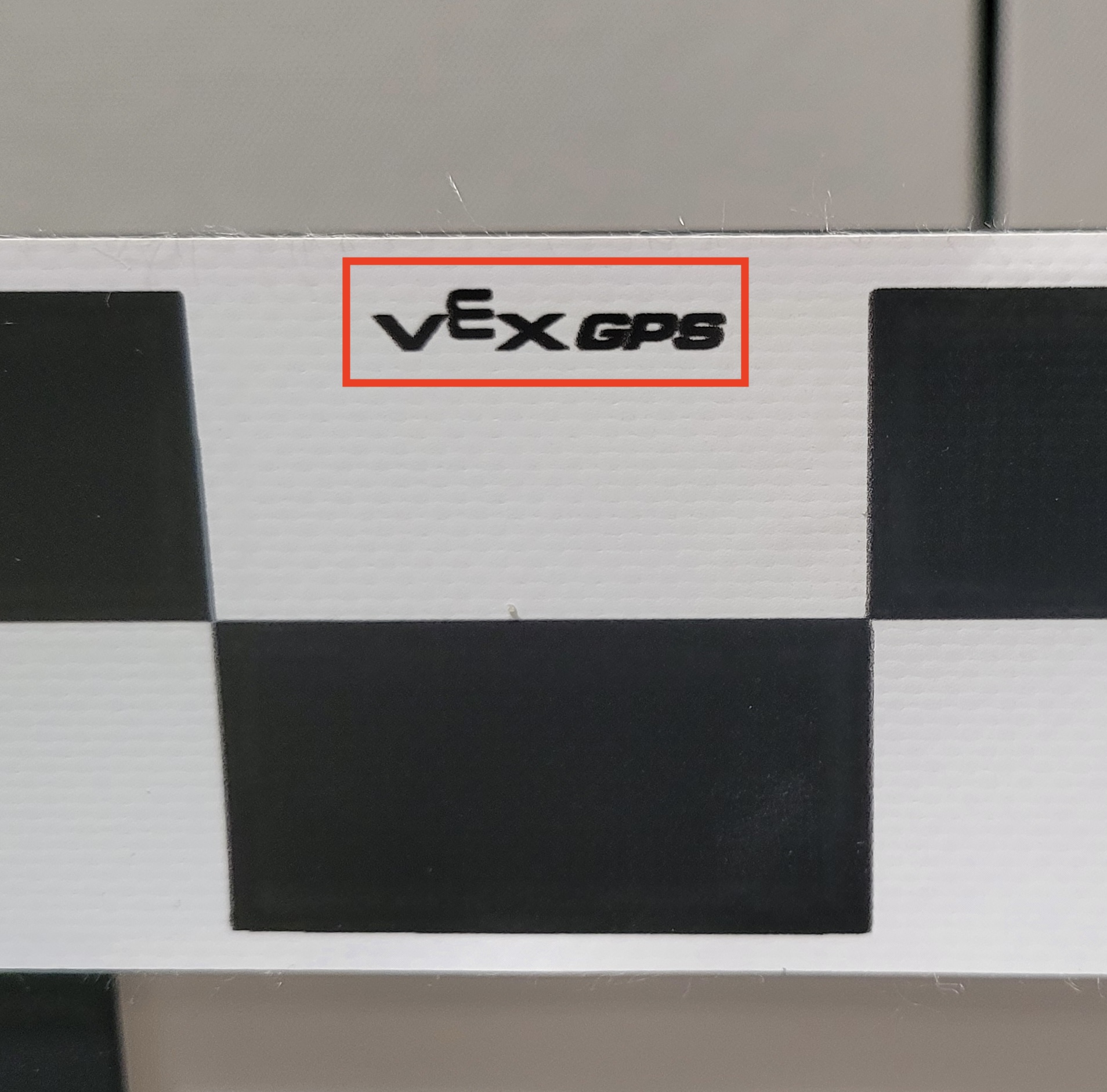 Κοντινό πλάνο μιας λωρίδας κωδικού πεδίου GPS που δείχνει το λογότυπο VEX GPS που υποδεικνύει τον προσανατολισμό της.