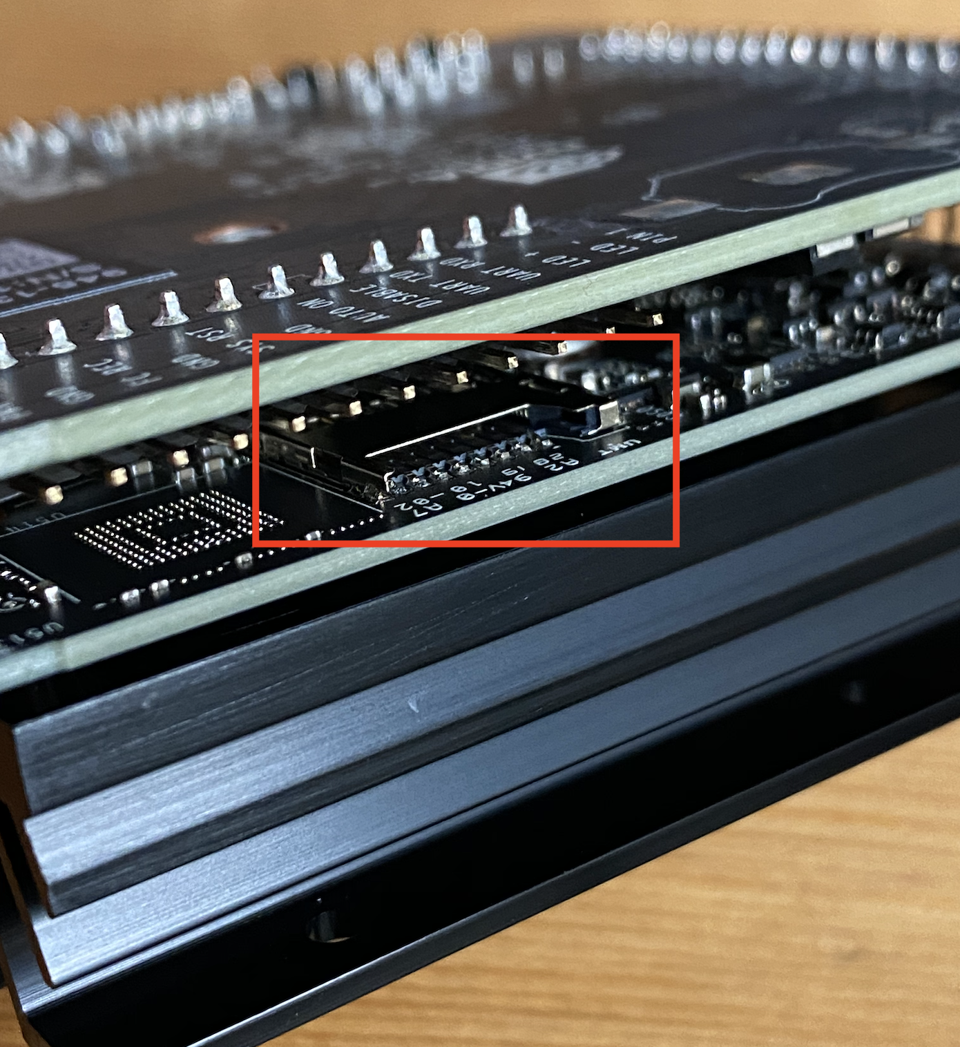 Κάτω πλευρά του Jetson Nano που δείχνει τη θέση της υποδοχής κάρτας microSD.